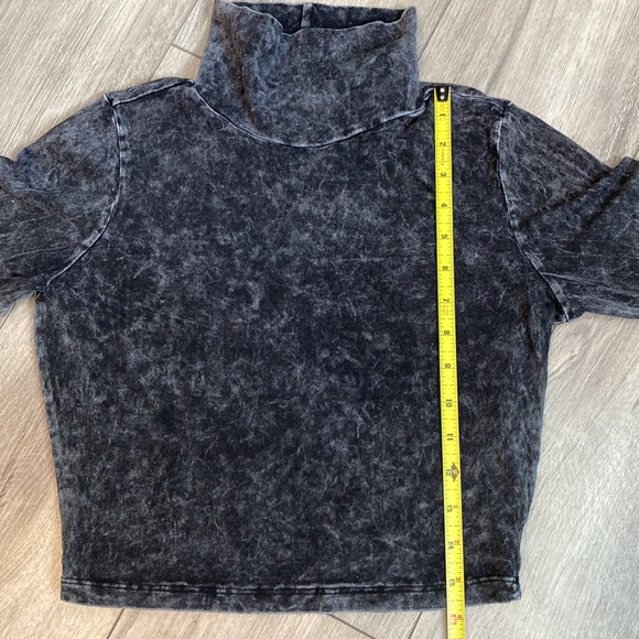 Milkyway Crop Turtleneck Long Sleeve Tee - Picture 4 of 6